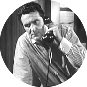 Bonne nuit, M. Steed ! Dormez bien ! (Good night, mister Steed! Sleep well !), c'est ce qu'entend notre agent au melon quand il dcroche son tlphone! Steed comprend plus vite que nous et se ficelle le poignet  toute vitesse (avec le cordon du tlphone qu'il arrache! Malin! Et comment tlphoner pour le secours ensuite?) pour l'utiliser en guise d'un improbable garrot, puis il se fait saigner.