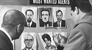 Parmi les agents les plus recherchs, on trouve le portrait de Brian Clemens lui-mme (en haut  gauche) ! Les autres photos dsignent peut tre d'autres membres de l'quipe. La photo de Steed est tire de l'pisode Plaidoirie pour un meurtre crit par Brian Clemens qui fut diffuse en ouverture de cette saison. 