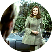 Mrs Peel file vers son destin,  bord d'une Lotus Elan S3, immatricule SJH499D, d'un bleu glacier. L'arrive d'Emma est filme  travers le branchage d'arbres soulevs par la mme main qui dcoupait sa photo.