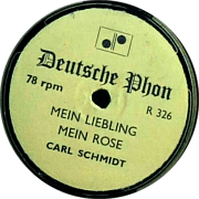 Un gramophone est dans la chambre d'Emma et une multitude de disques  sa disposition. Mein Liebe, mein rose - Carl Schmidt. Deutsche Phon - R326 - 78RPM un domino grav dessus. Tous ont ce titre. L'ide de cette rptition donne  ressentir un malaise, celui d'une obsession, celui d'une circularit (le disque est un cercle, comme le temps est un ternel retour). Emma revient vers son pass qui concide  ce moment prcis avec son prsent.